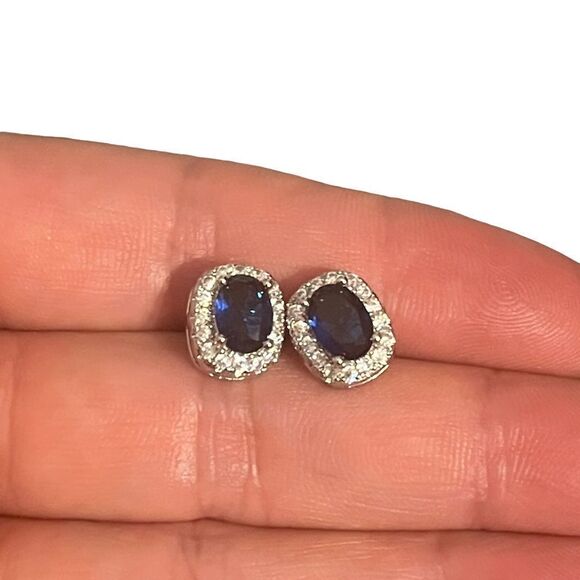 The Inheritance Sapphire Earrings in 925 and Cubic Zirconia - Picture 4 of 9